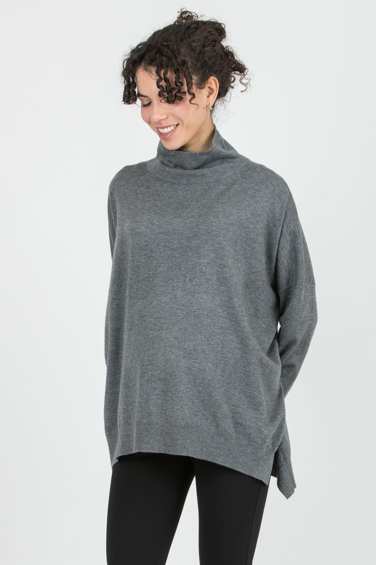 Oversize Umstandspullover mit Rollkragen dunkelgrau ATT26AW10 1