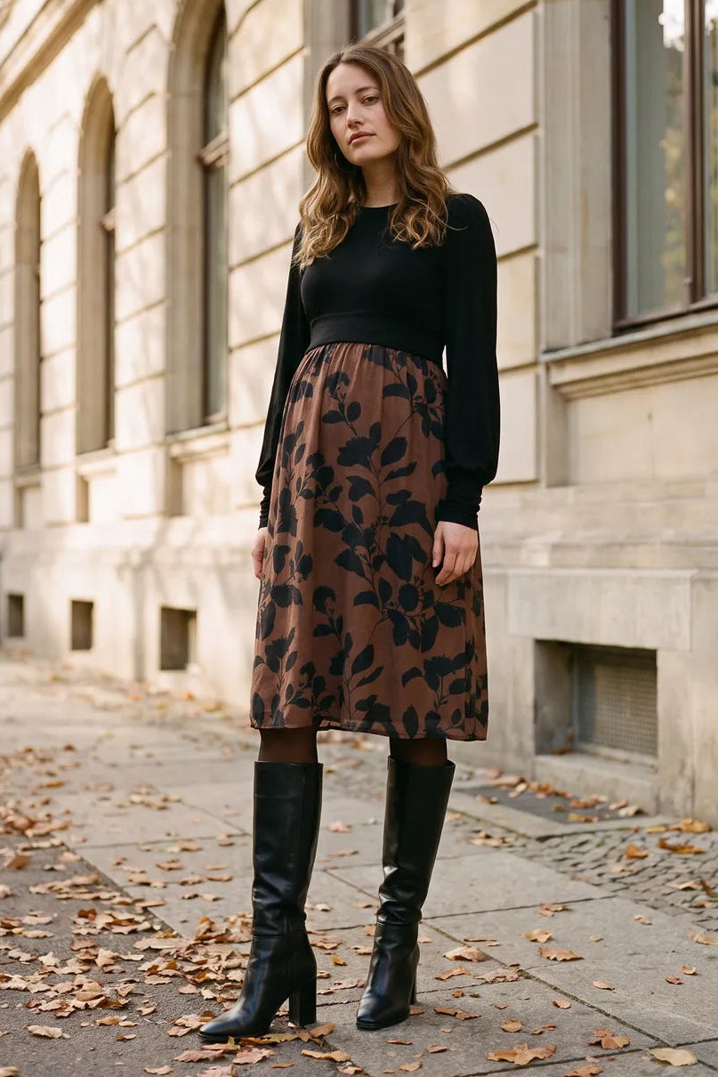 AW26 Blaetterkleid Editorial Hero Stadt
