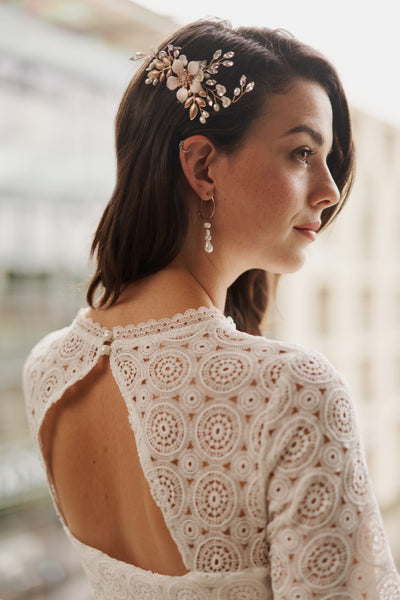 Bridal hair comb with floral decoration made of rhinestones and pearls