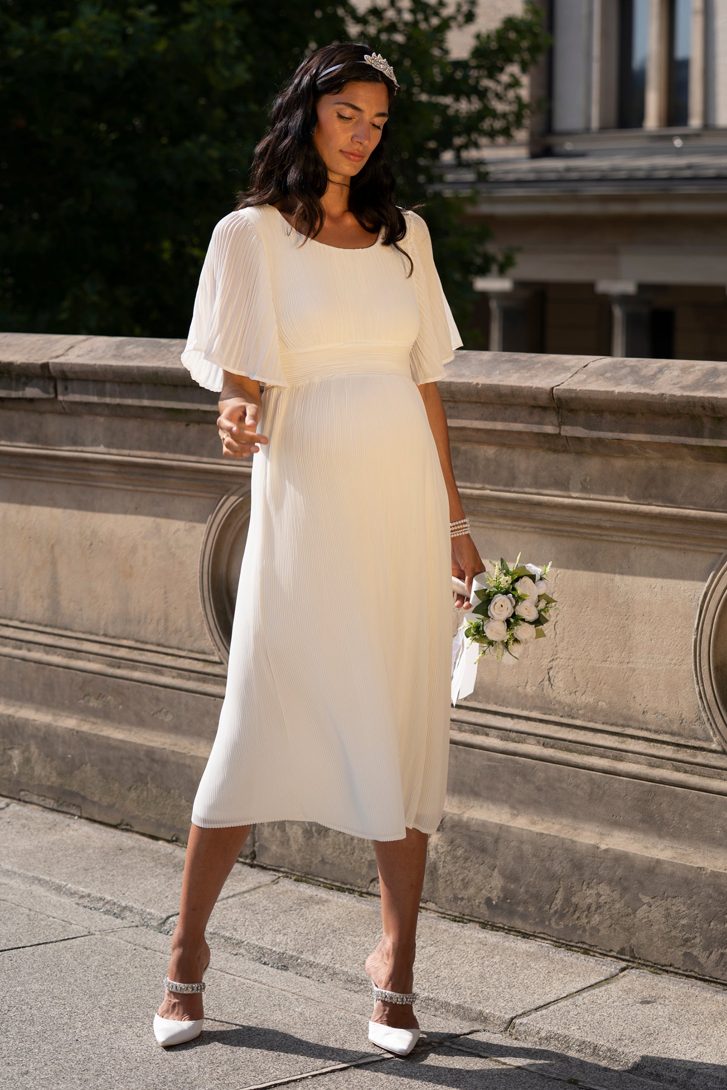 Plissee Midi Umstandsbrautkleid mit Glockenärmeln und integrierter Schärpe