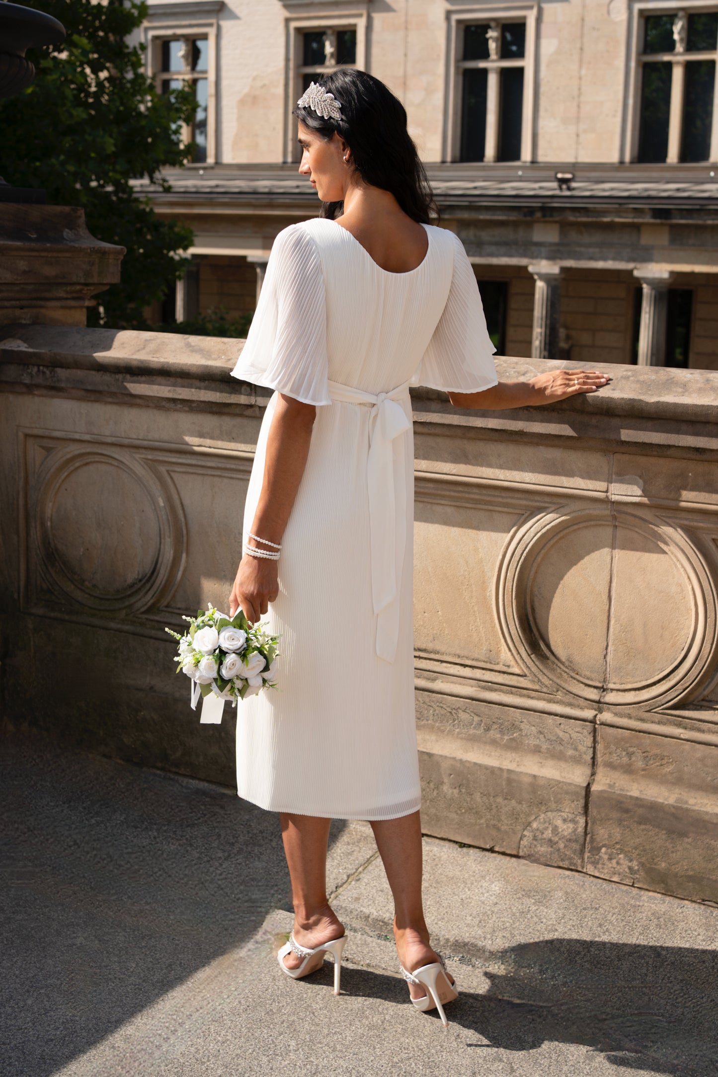 Plissee Midi Umstandsbrautkleid mit Glockenärmeln und integrierter Schärpe