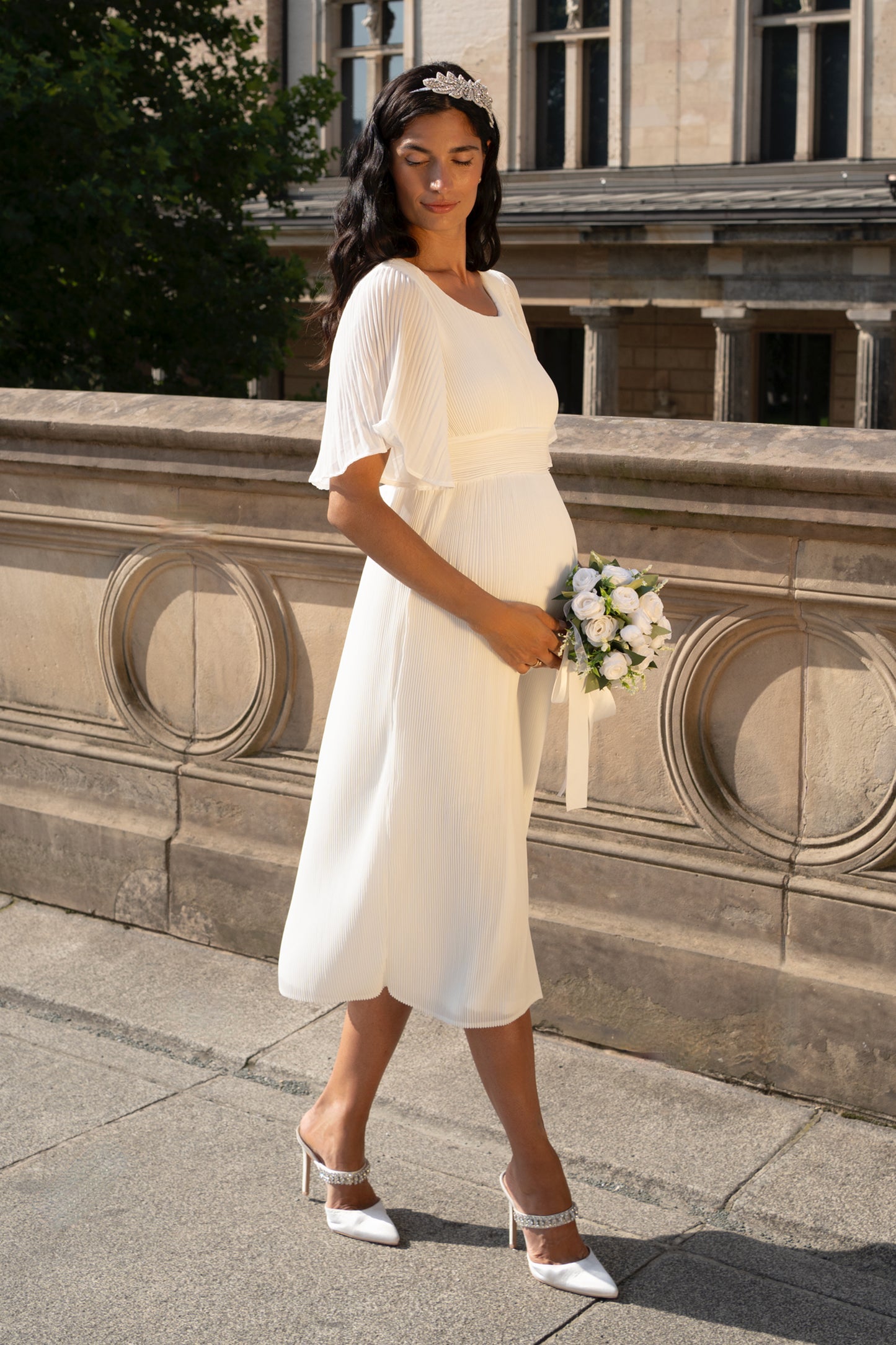 Plissee Midi Umstandsbrautkleid mit Glockenärmeln und integrierter Schärpe