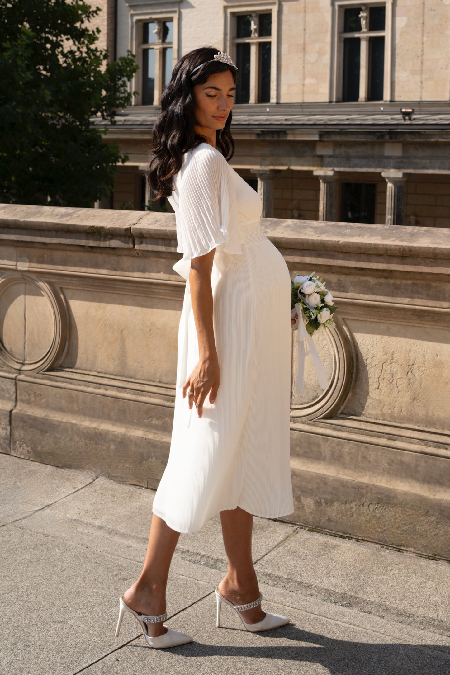 Plissee Midi Umstandsbrautkleid mit Glockenärmeln und integrierter Schärpe