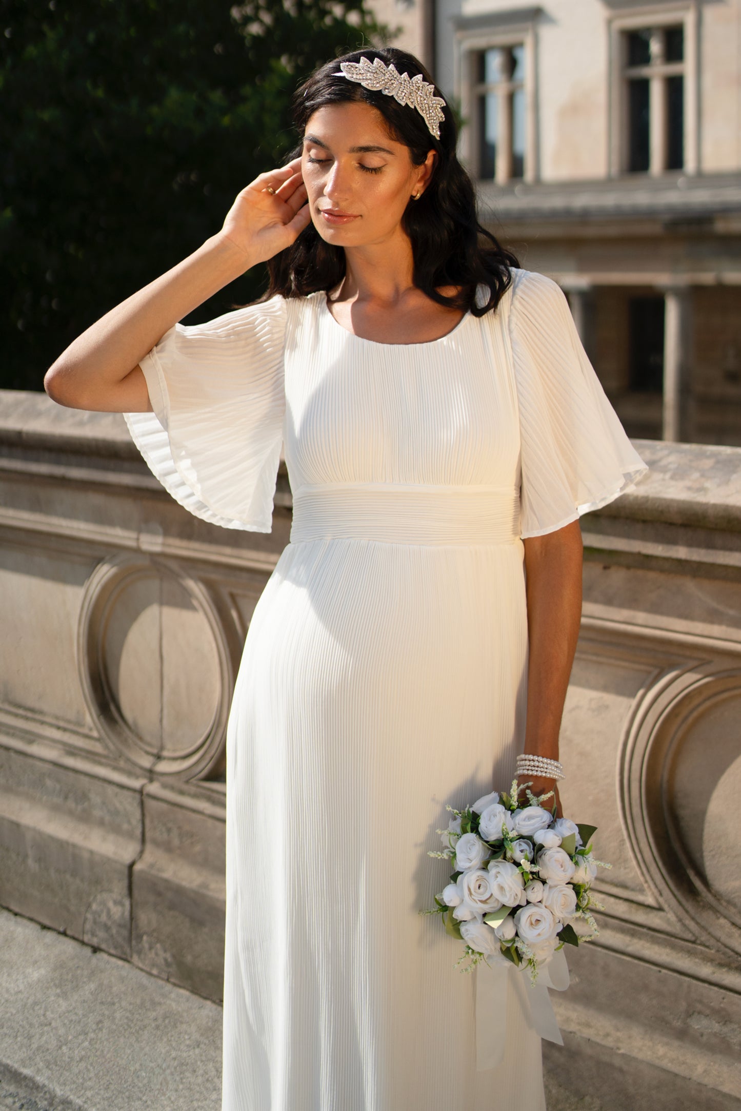 Plissee Midi Umstandsbrautkleid mit Glockenärmeln und integrierter Schärpe