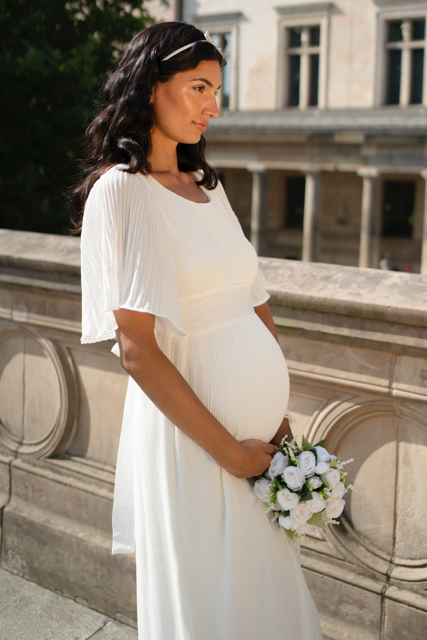 Plissee Midi Umstandsbrautkleid mit Glockenärmeln und integrierter Schärpe