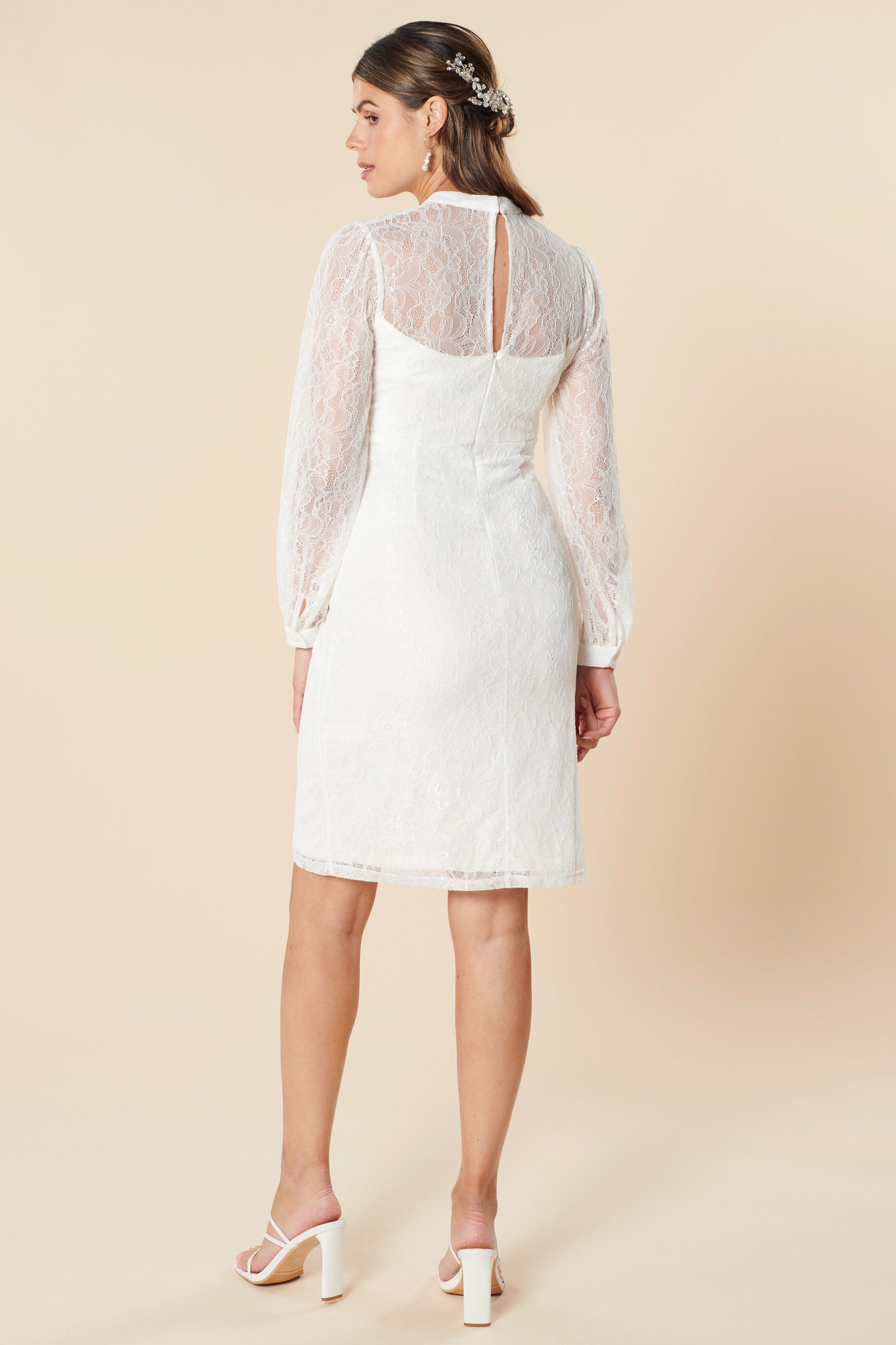 Figurbetontes  Umstandsbrautkleid mit Stehkragen