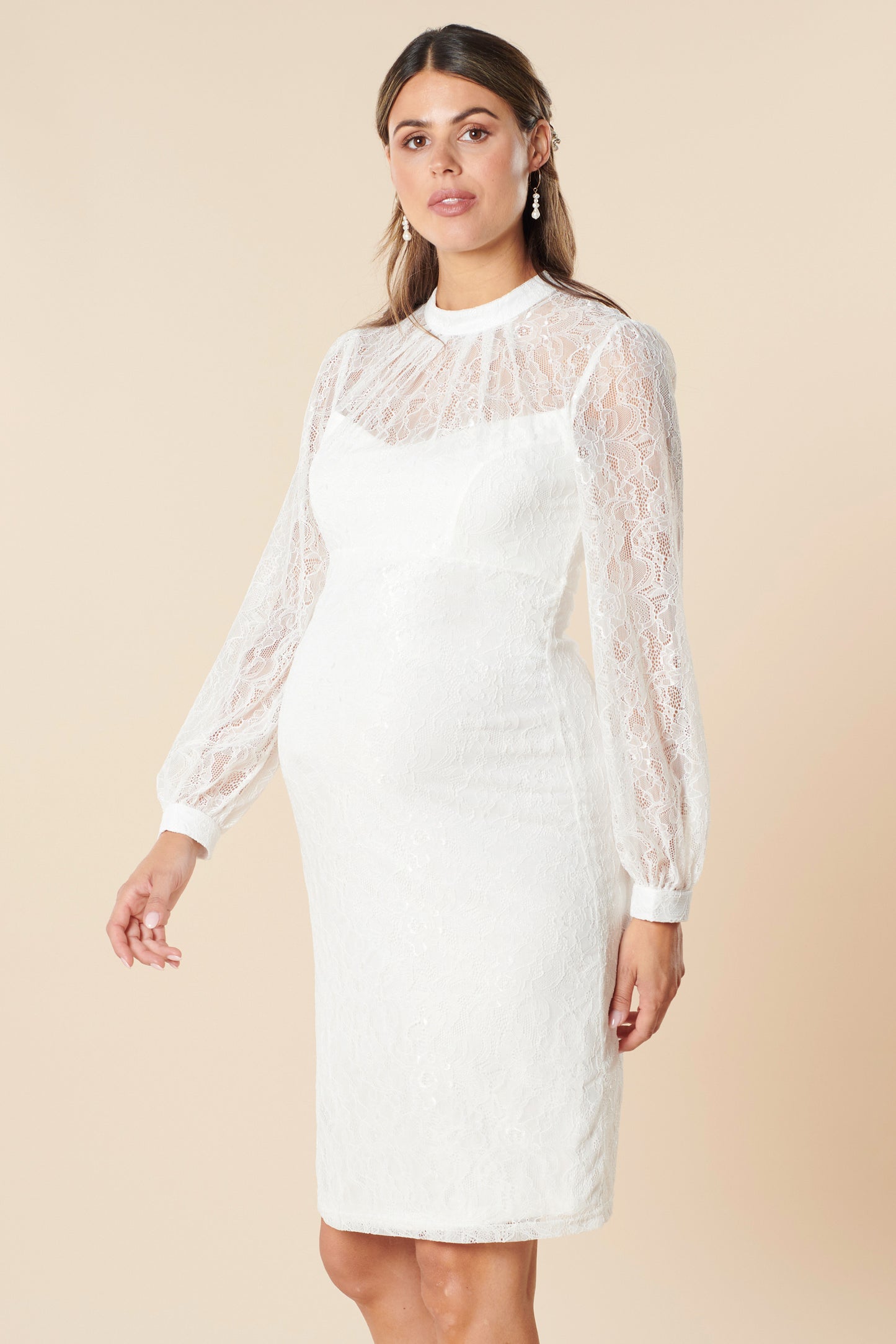 Figurbetontes  Umstandsbrautkleid mit Stehkragen