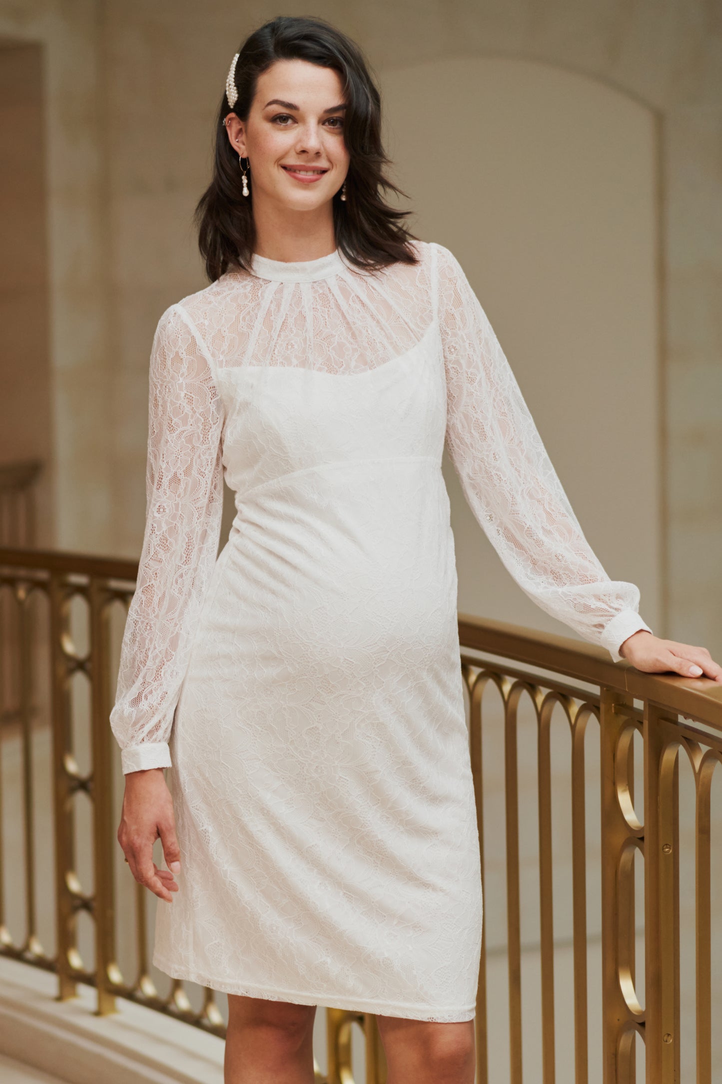 Figurbetontes  Umstandsbrautkleid mit Stehkragen