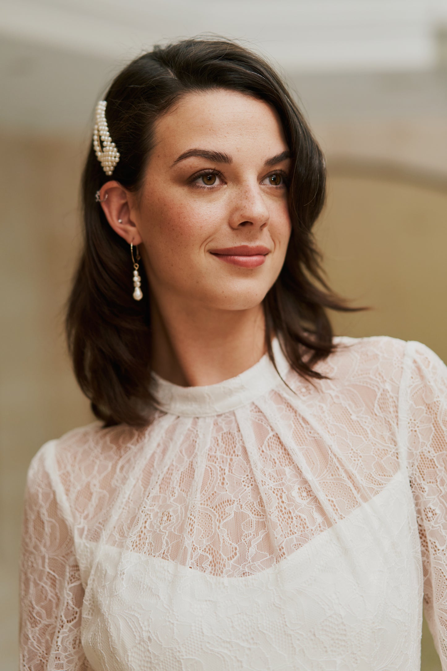 Figurbetontes  Umstandsbrautkleid mit Stehkragen