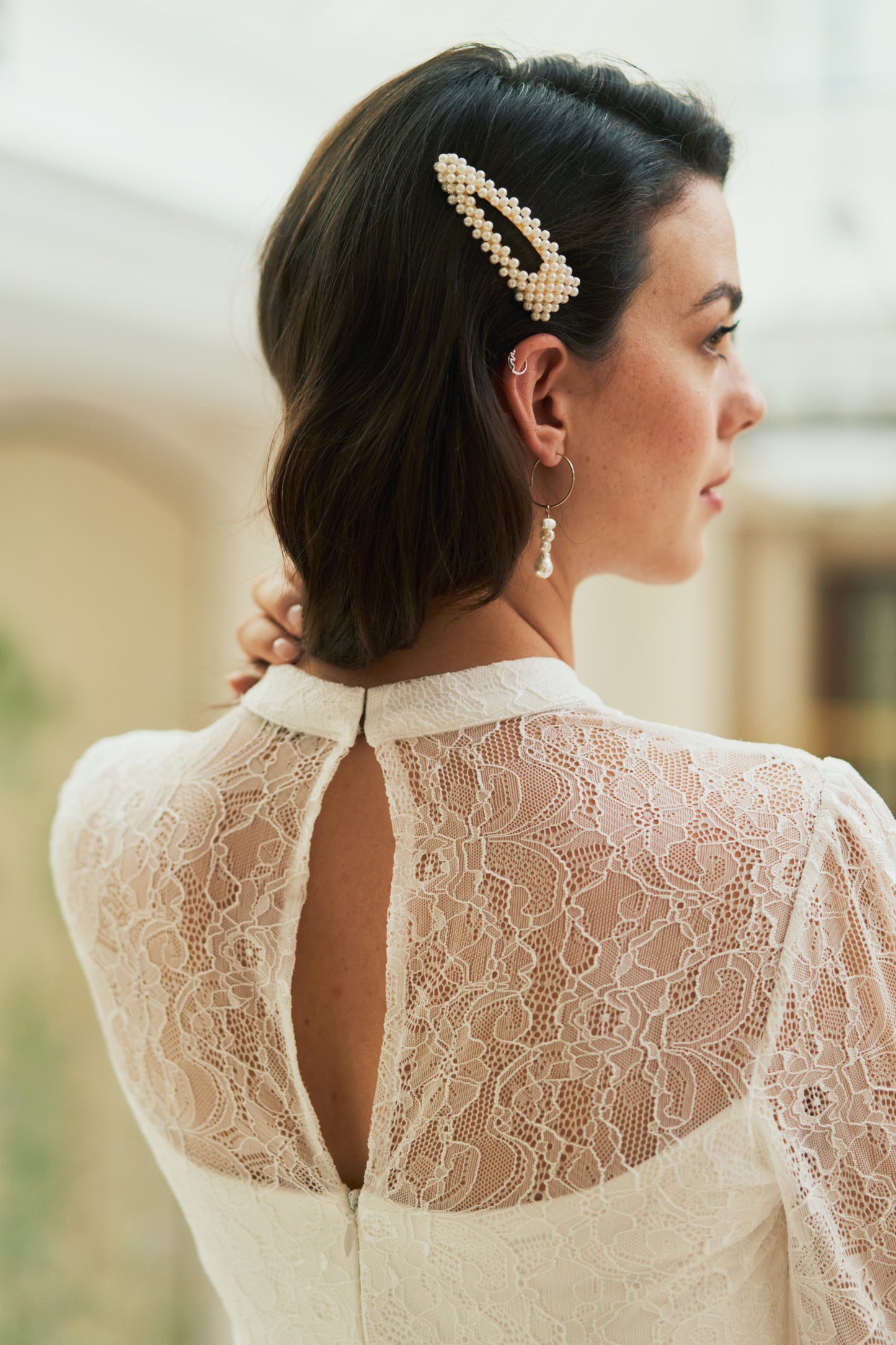 Figurbetontes  Umstandsbrautkleid mit Stehkragen