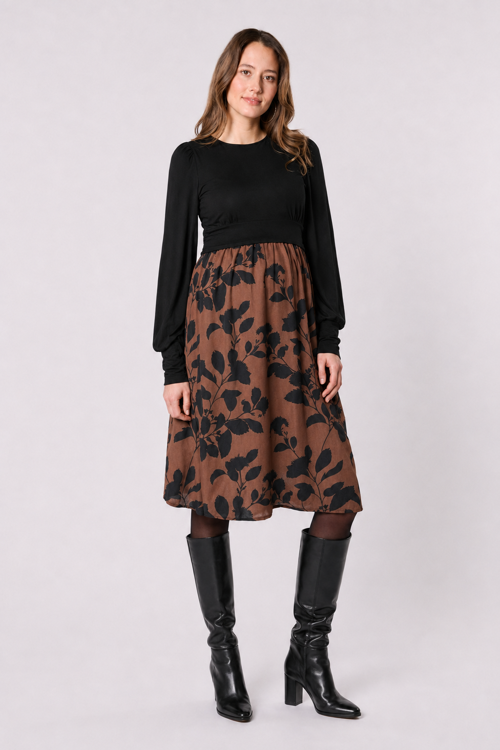 Umstands- und Stillkleid mit Bishop Ärmeln und Blätter Print Schwarz
