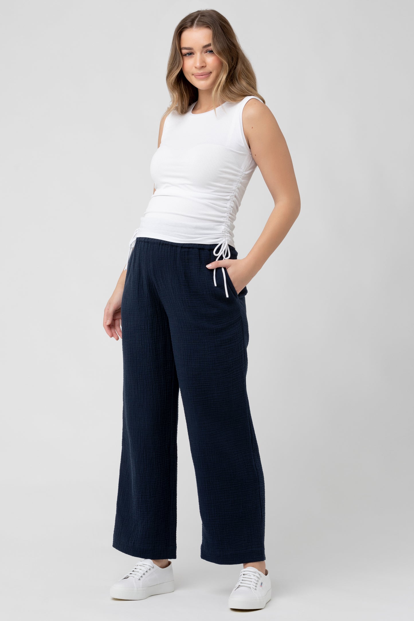 Umstandstop aus weichem Rippjersey weiß