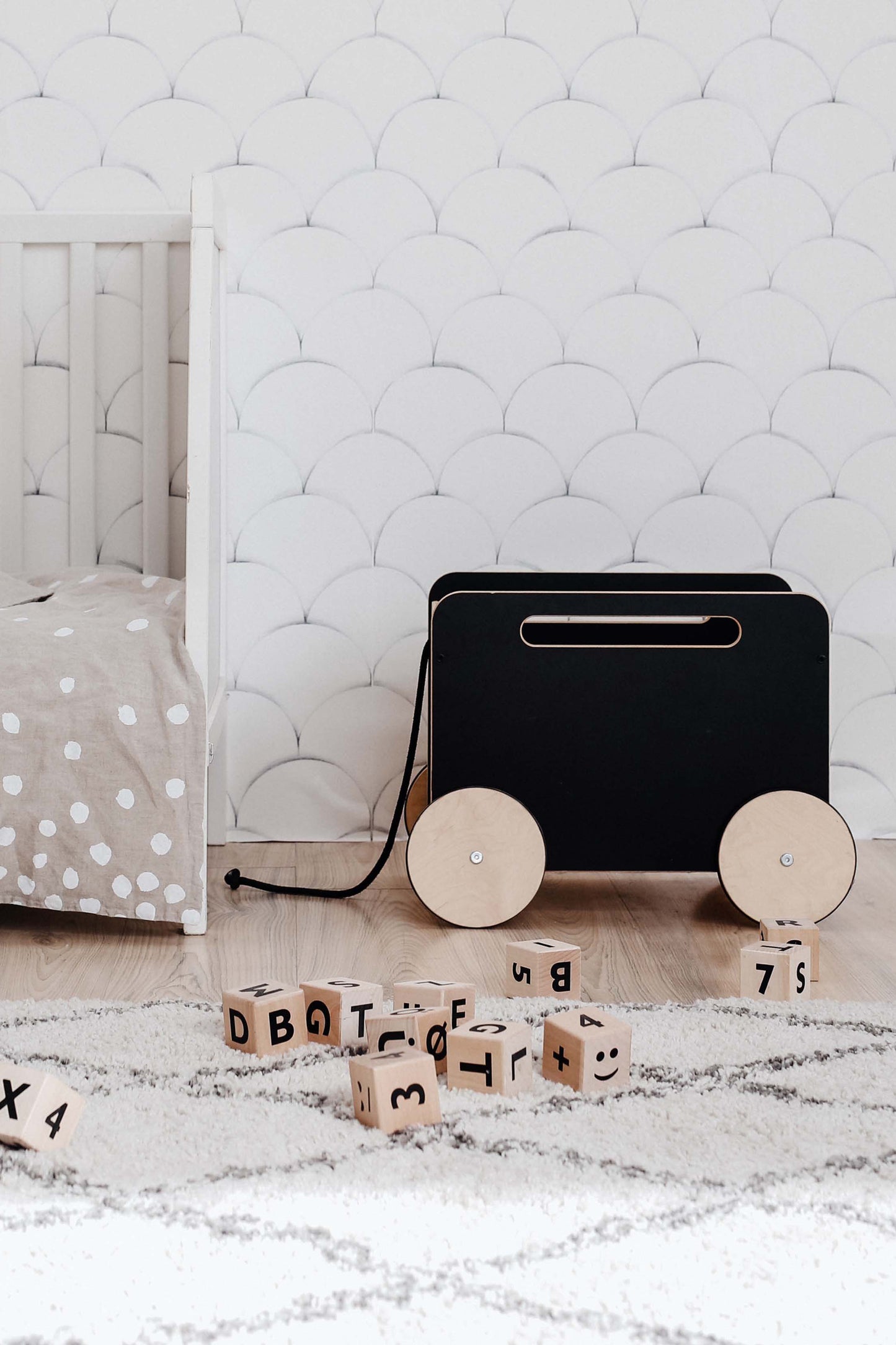 Spielzeugkiste auf Rädern schwarz