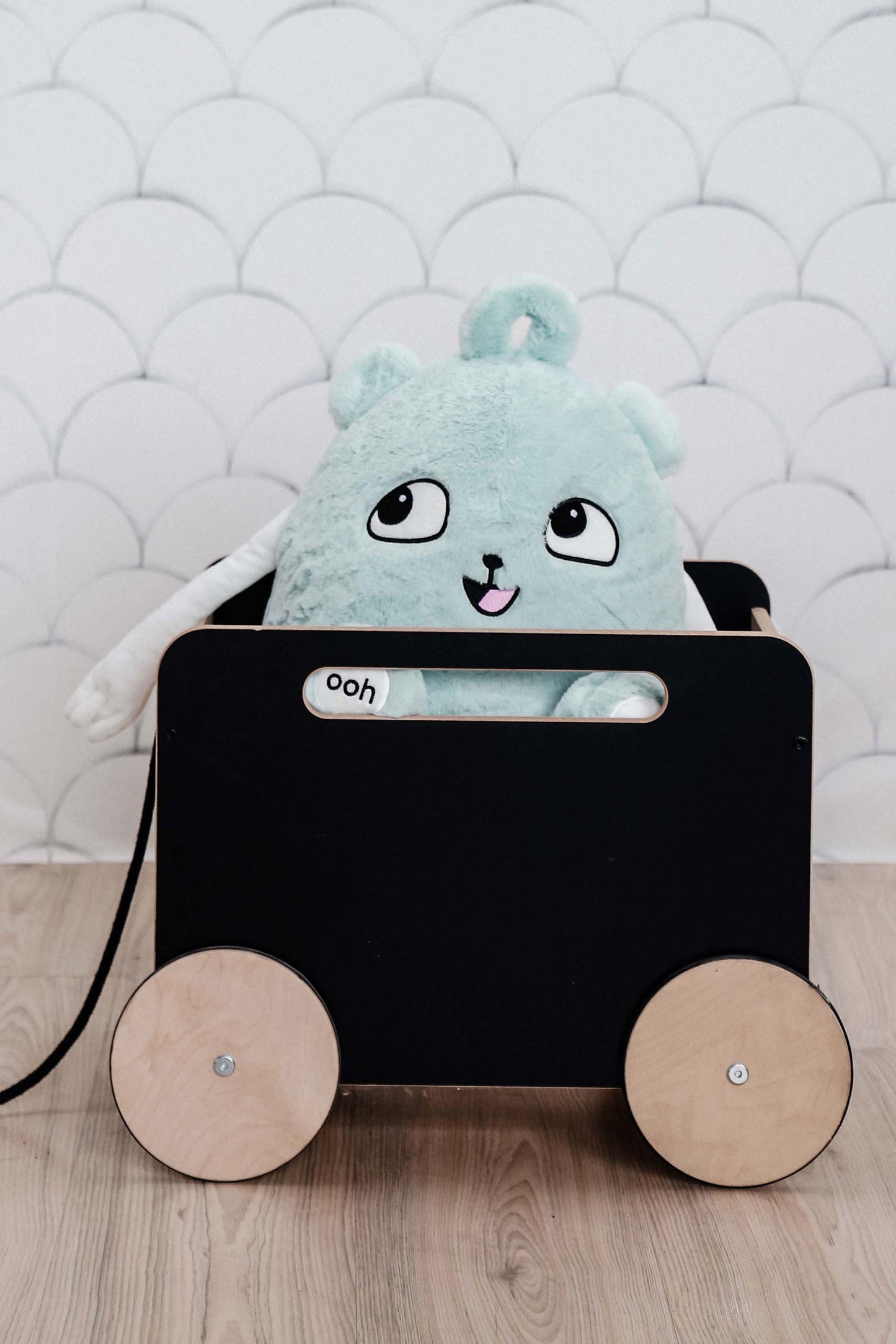 Spielzeugkiste auf Rädern schwarz