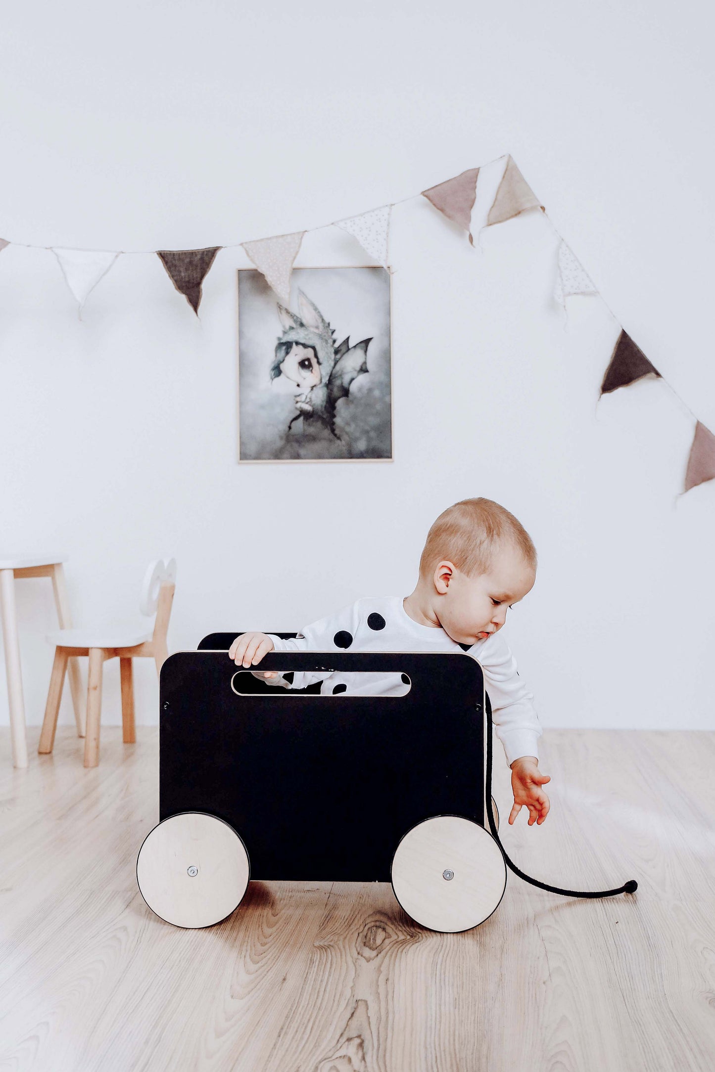 Spielzeugkiste auf Rädern schwarz