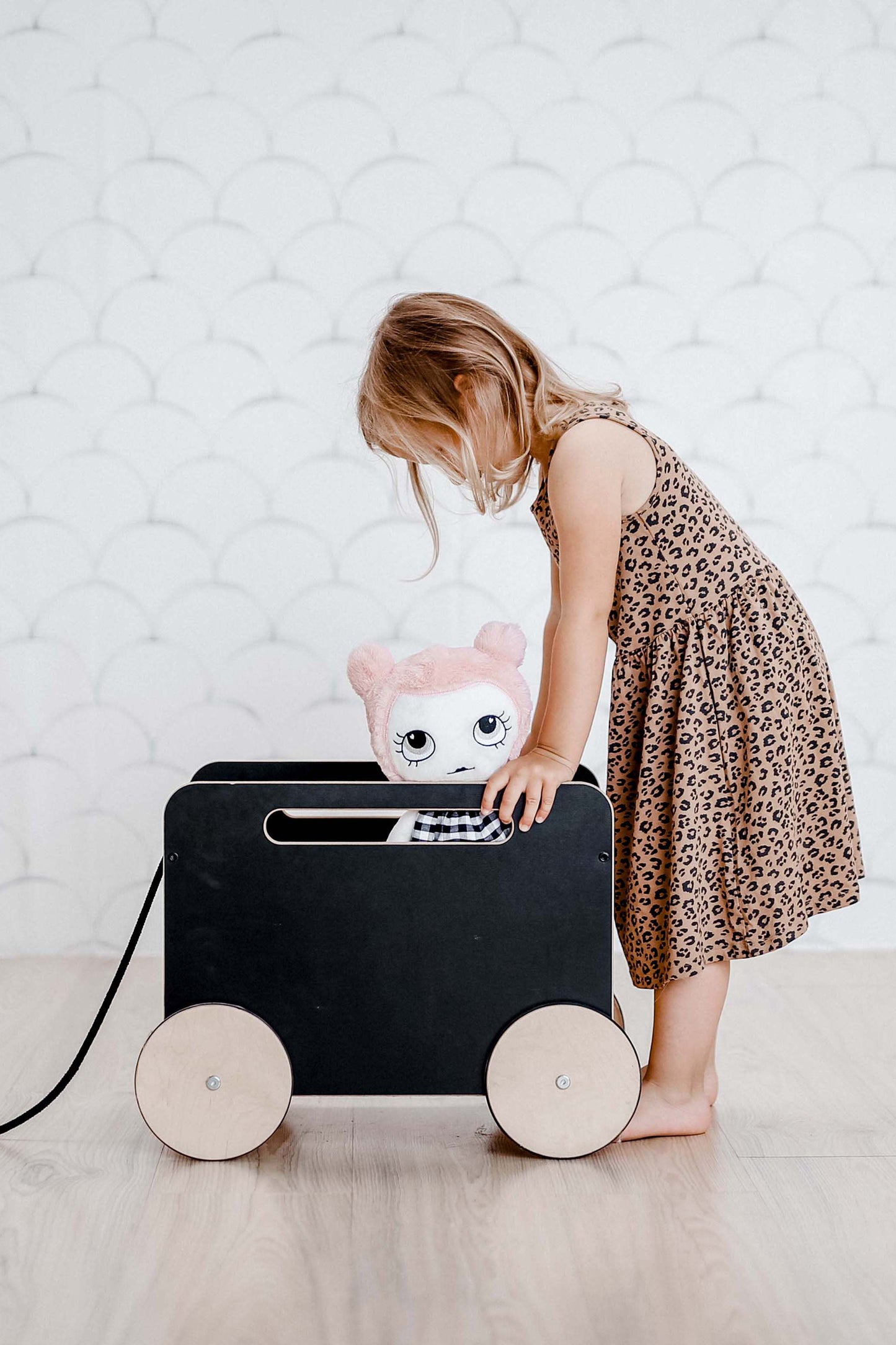 Spielzeugkiste auf Rädern schwarz