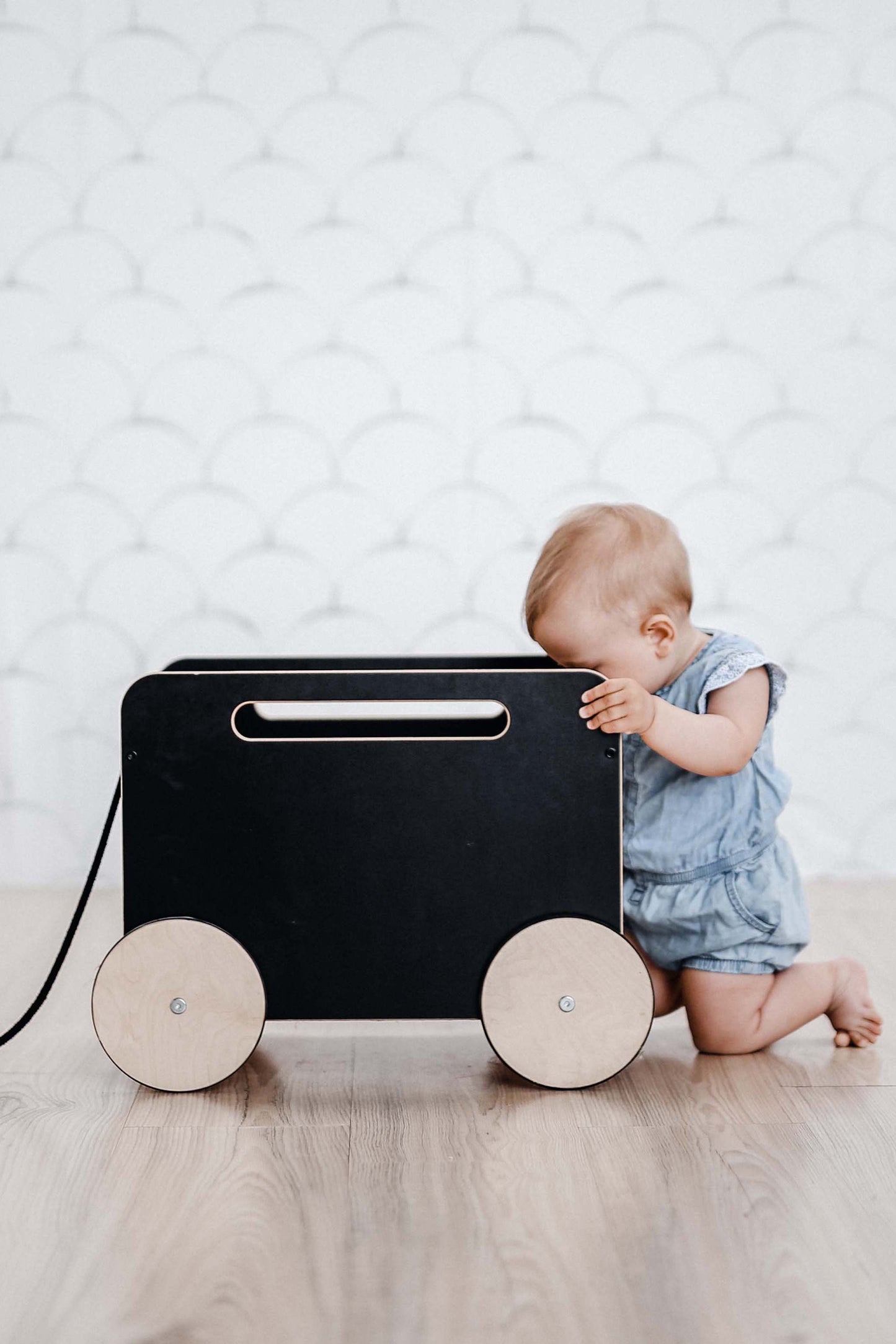 Spielzeugkiste auf Rädern schwarz