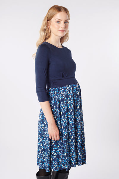 Umstands- und Stillkleid mit Blätter Print