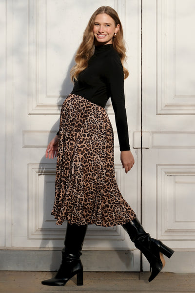 Maternity and nursing dress with pleated skirt in leopard print
