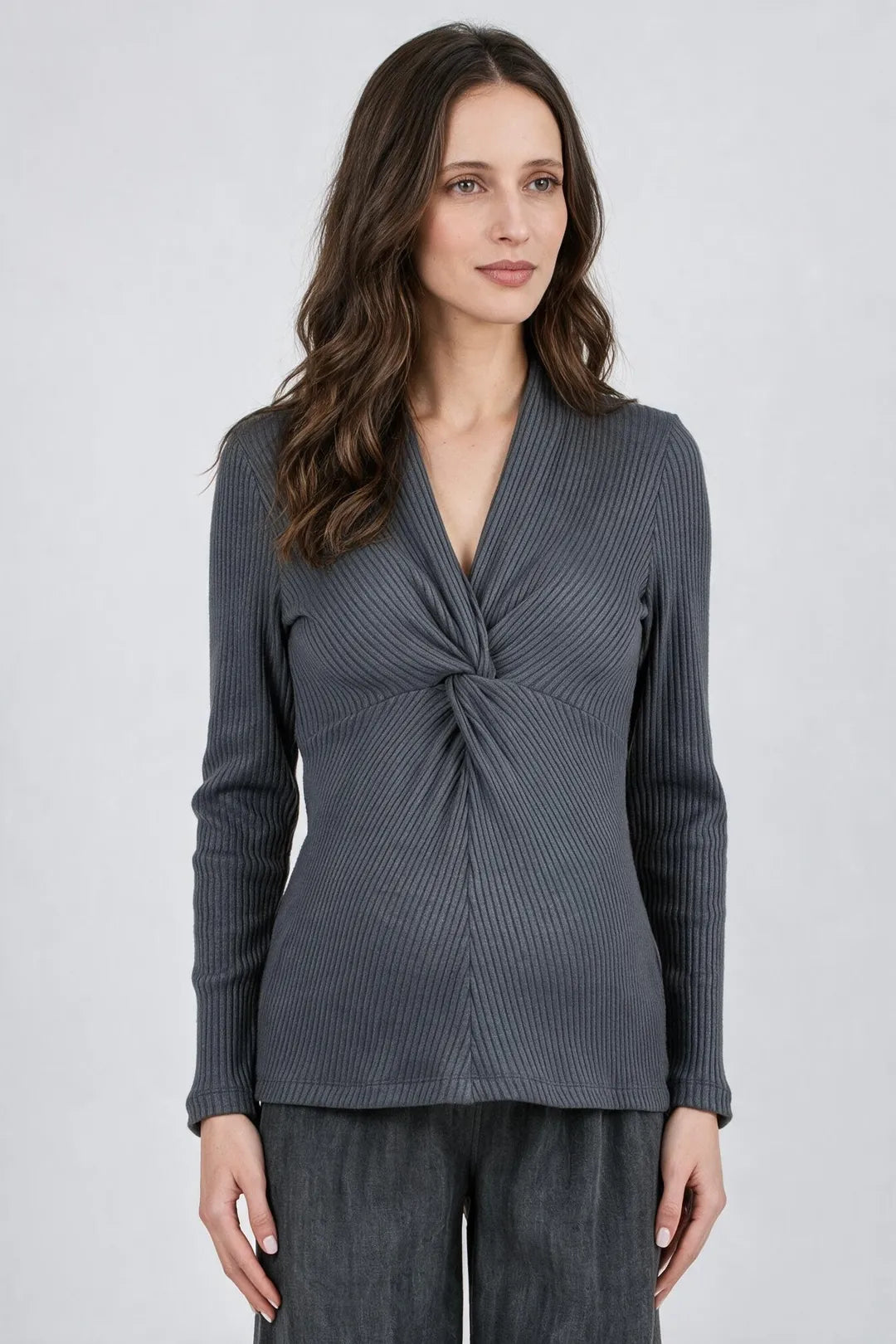 Umstands_Stillpullover_Ripp_Grau_Studio_01_Front_Halbfigur