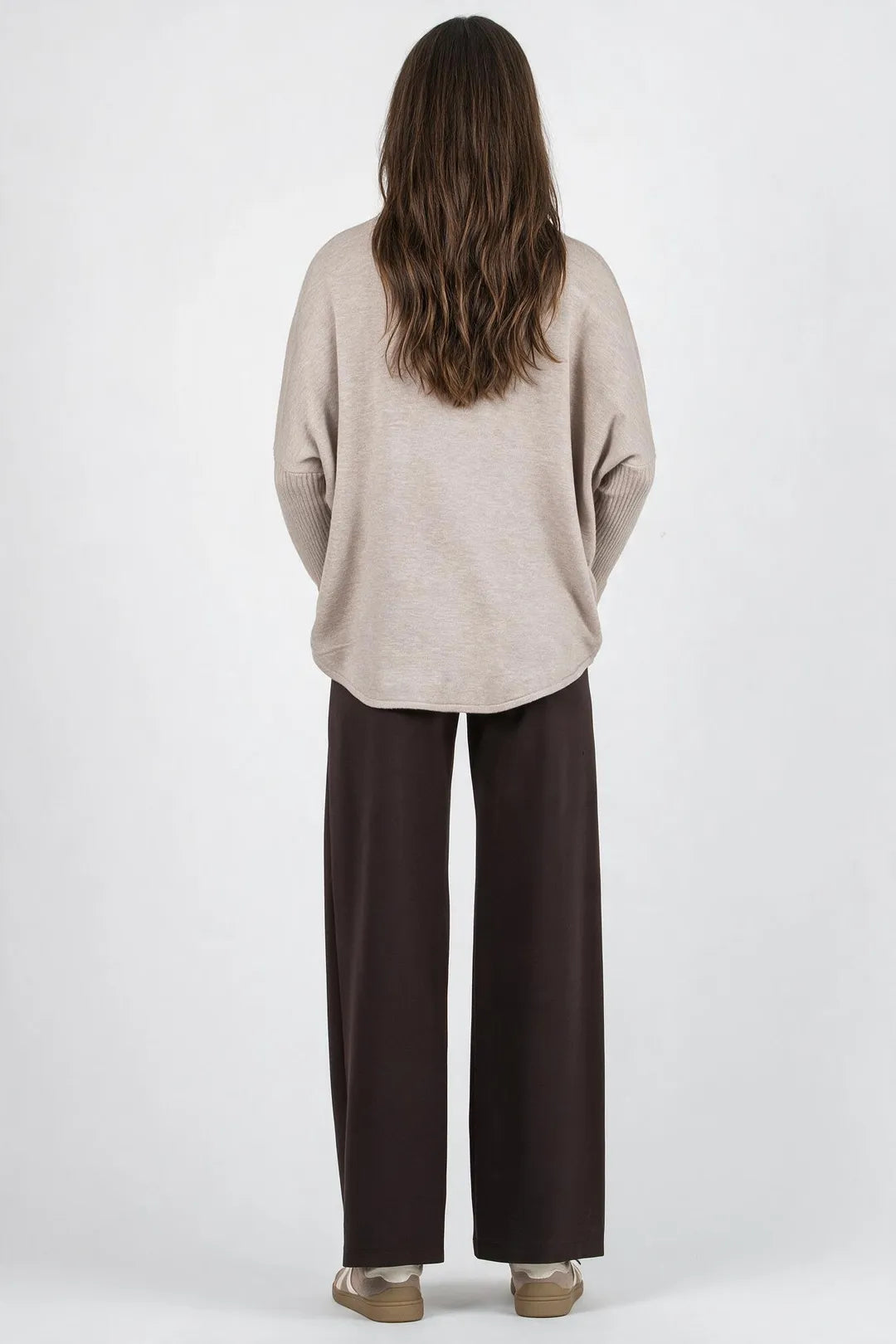 Umstands_Stillpullover_Beige_Studio_04_Ganzkoerper_Rueckansicht