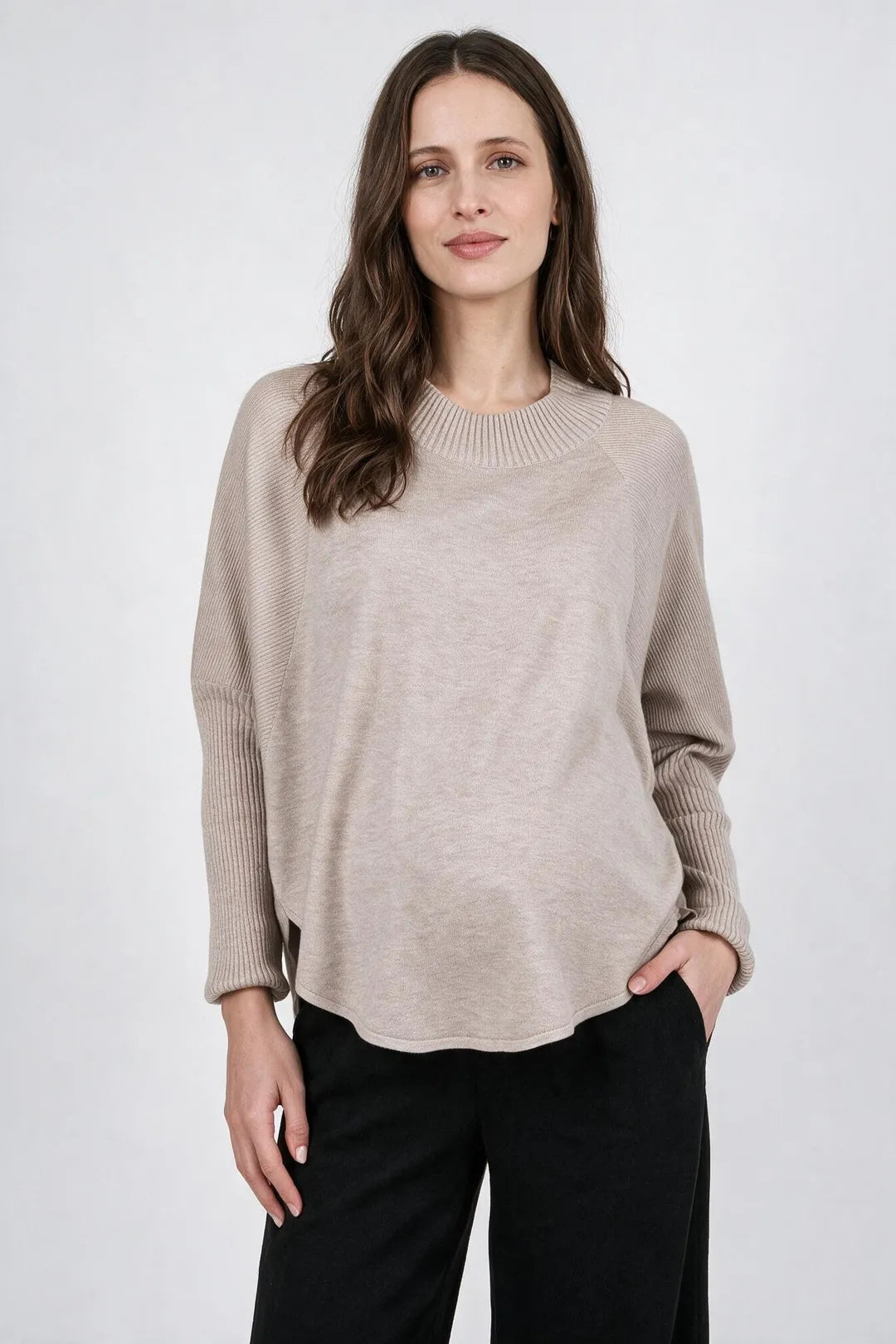 Umstands_Stillpullover_Beige_Studio_03_Halbfigur_Frontal
