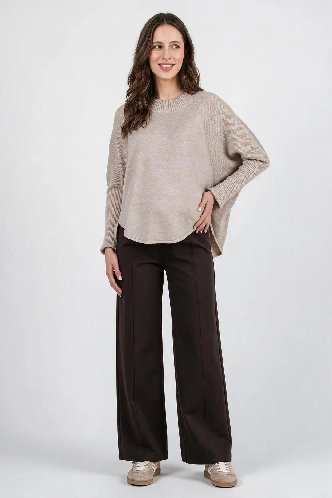 Umstands_Stillpullover_Beige_Studio_02_Ganzkoerper_Frontal