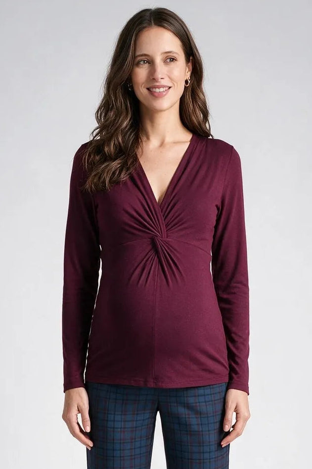 Umstands_Stillshirt_Bordeaux_Studio_04_Ganzkoerper_Frontal