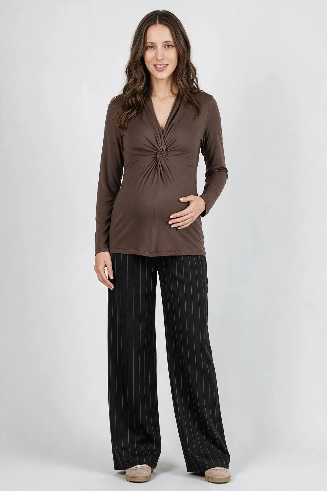 Umstands_Stillshirt_Braun_Studio_03_Ganzkoerper_Frontal
