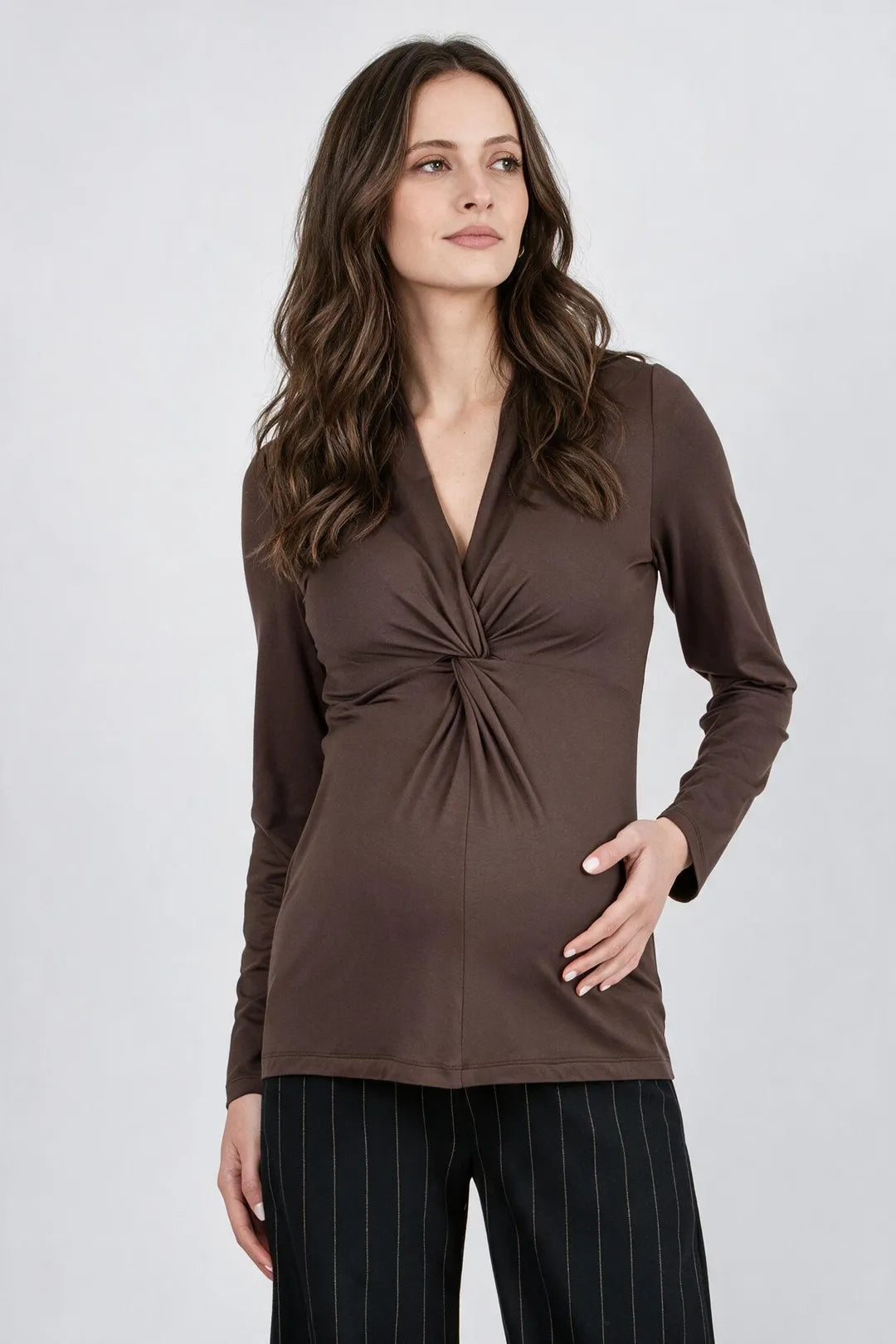 Umstands_Stillshirt_Braun_Studio_01_Front_Halbfigur
