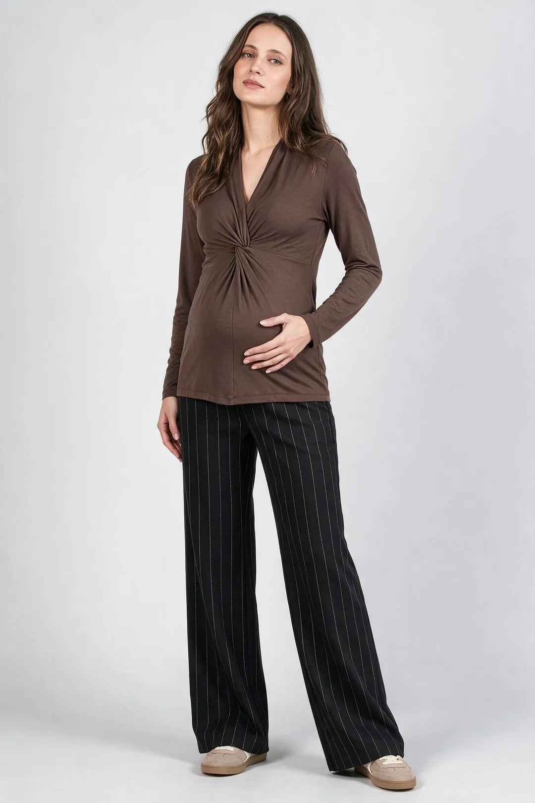 Umstands_Stillshirt_Braun_Studio_02_Ganzkoerper_Pose