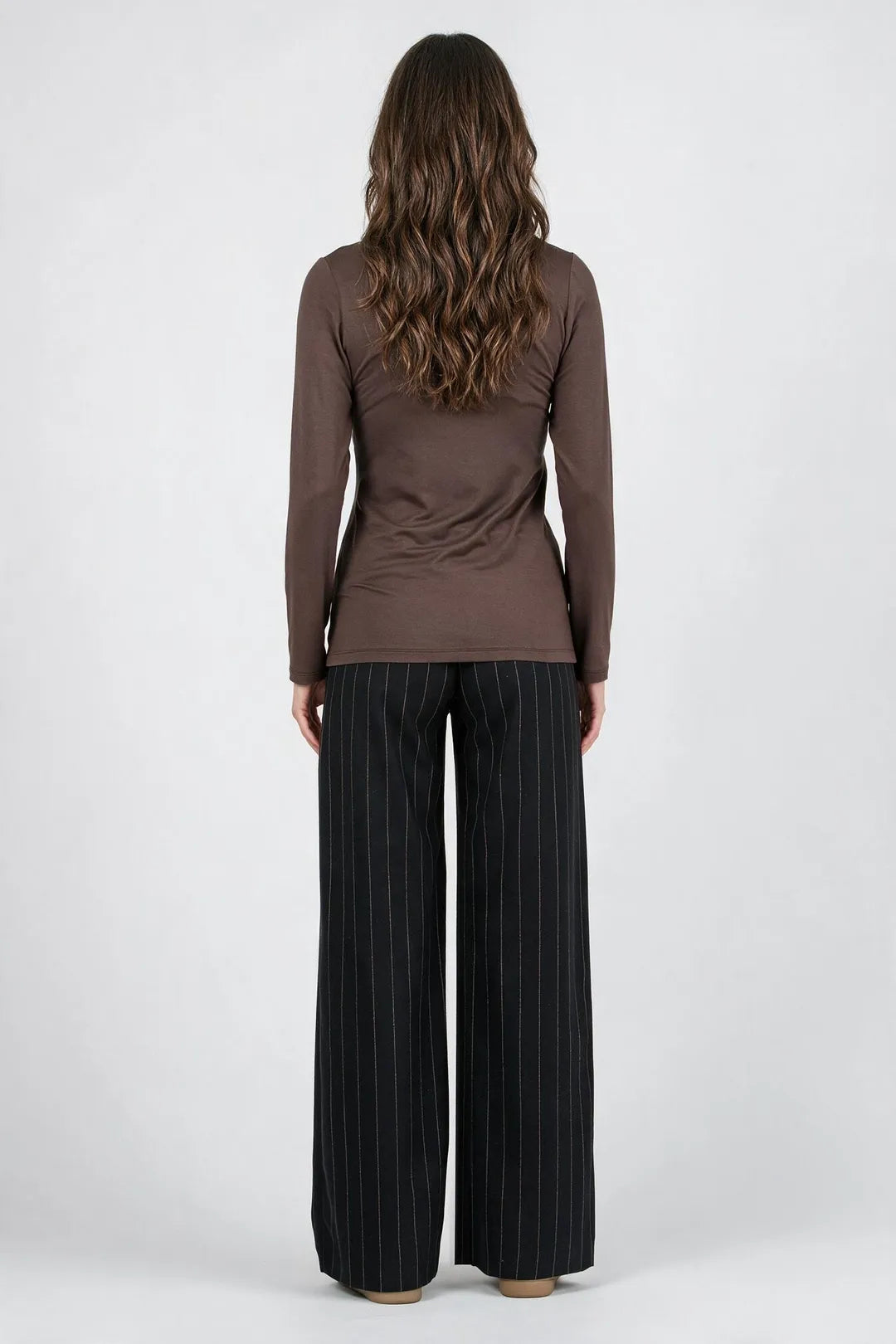 Umstands_Stillshirt_Braun_Studio_06_Rueckansicht