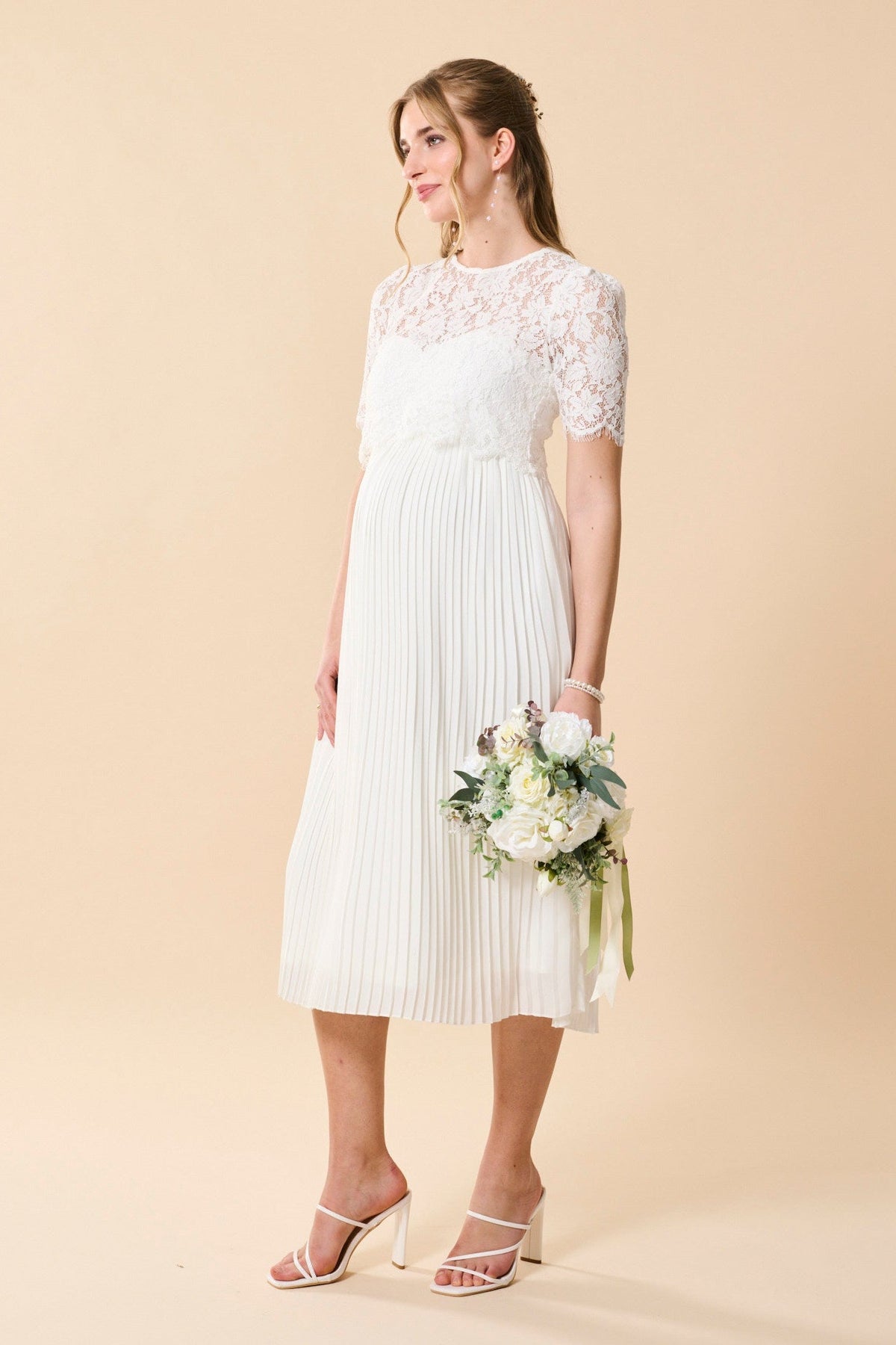 Umstandsbrautkleid mit Herz Dekollete und Spitzen-Overlay MAM26S93 5