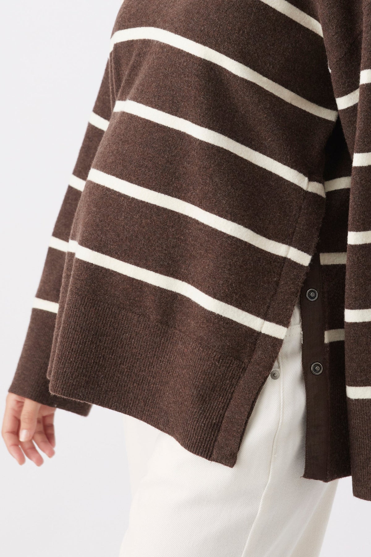 Gestreifter Umstands- und Stillpullover aus Strick mit V-Ausschnitt RIP26AW19 2
