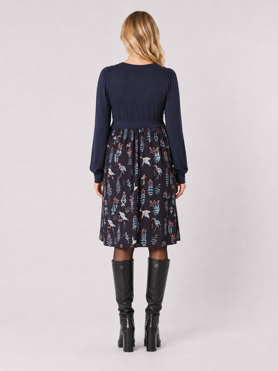 Umstands- und Stillkleid mit Bishop Ärmeln Storch Print MAM26AW29 4