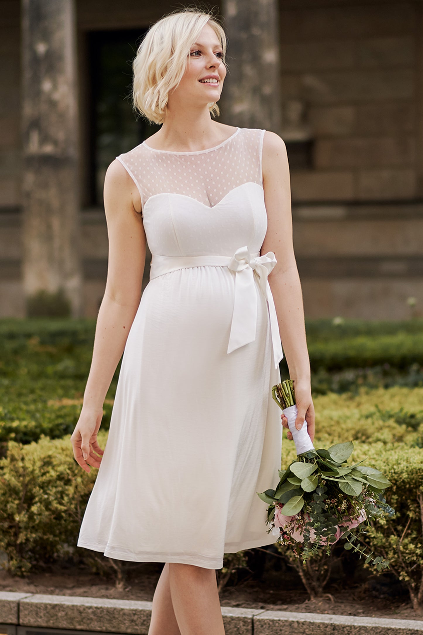 Umstandsbrautkleid mit Pünktchenspitze