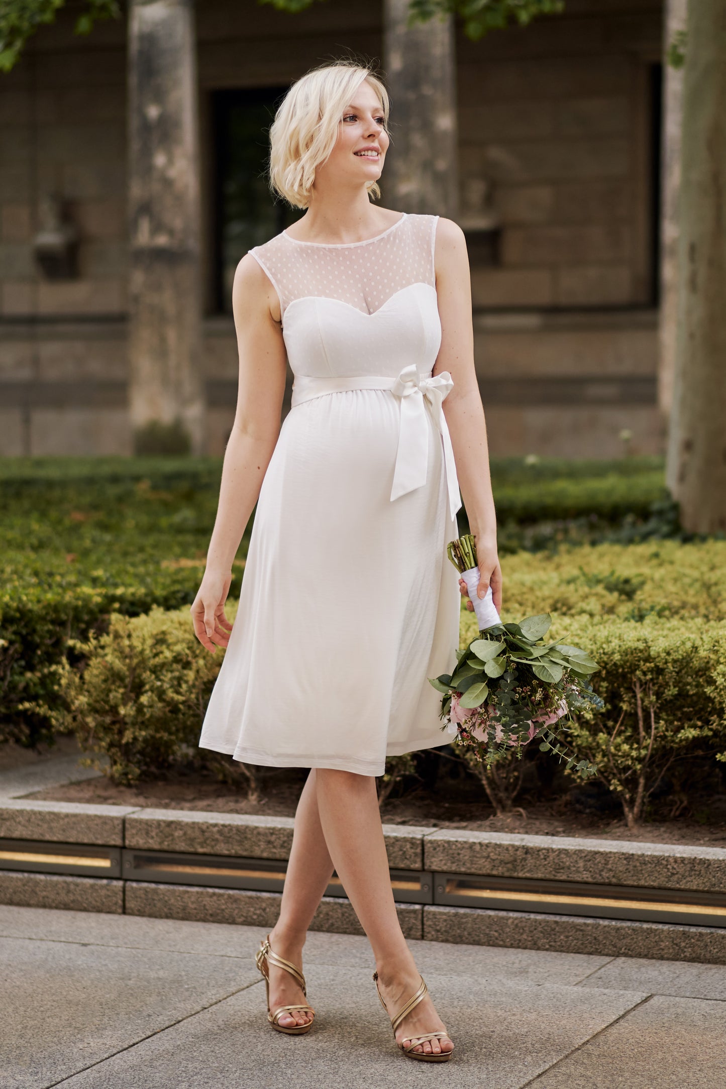 Umstandsbrautkleid mit Pünktchenspitze