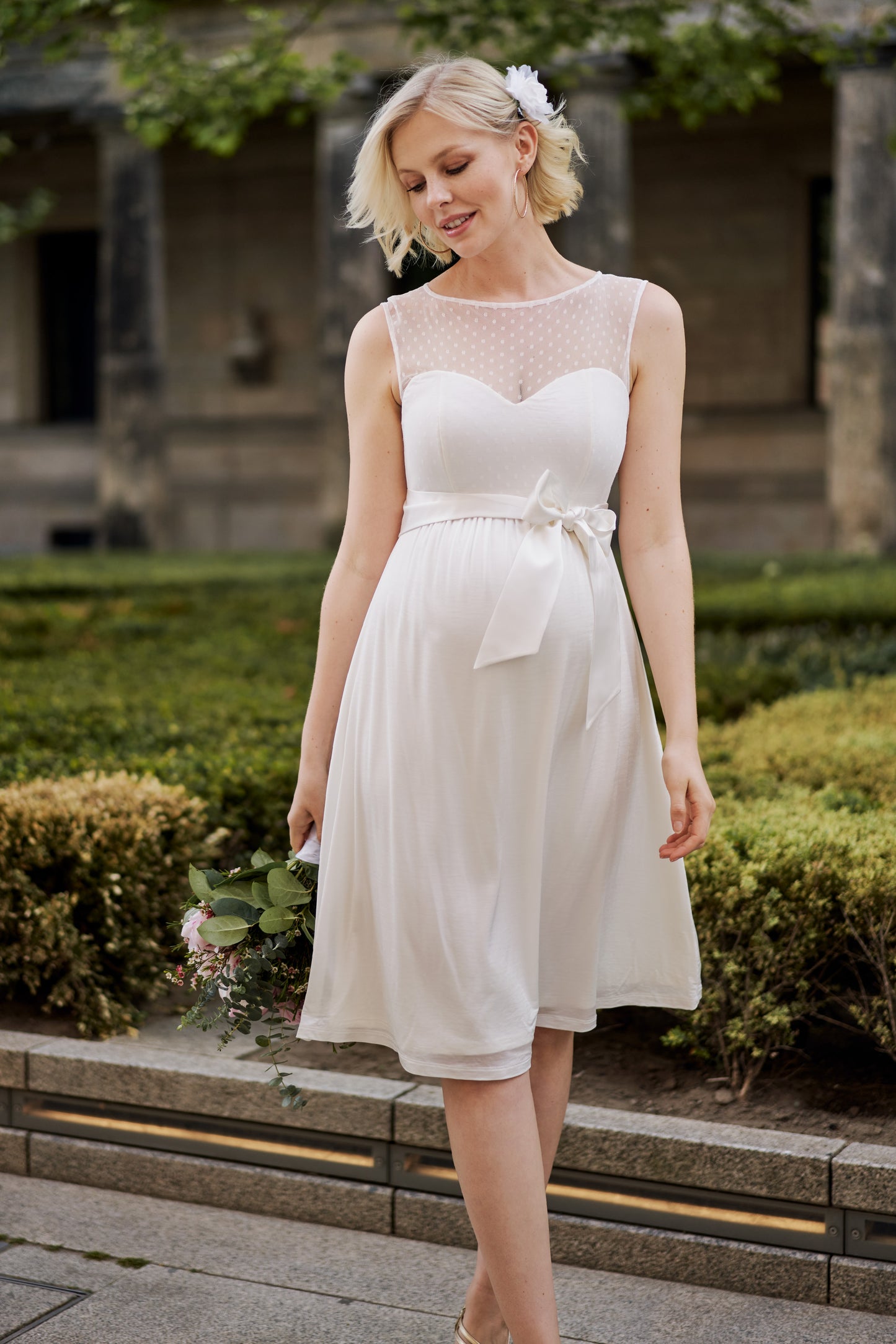 Umstandsbrautkleid mit Pünktchenspitze