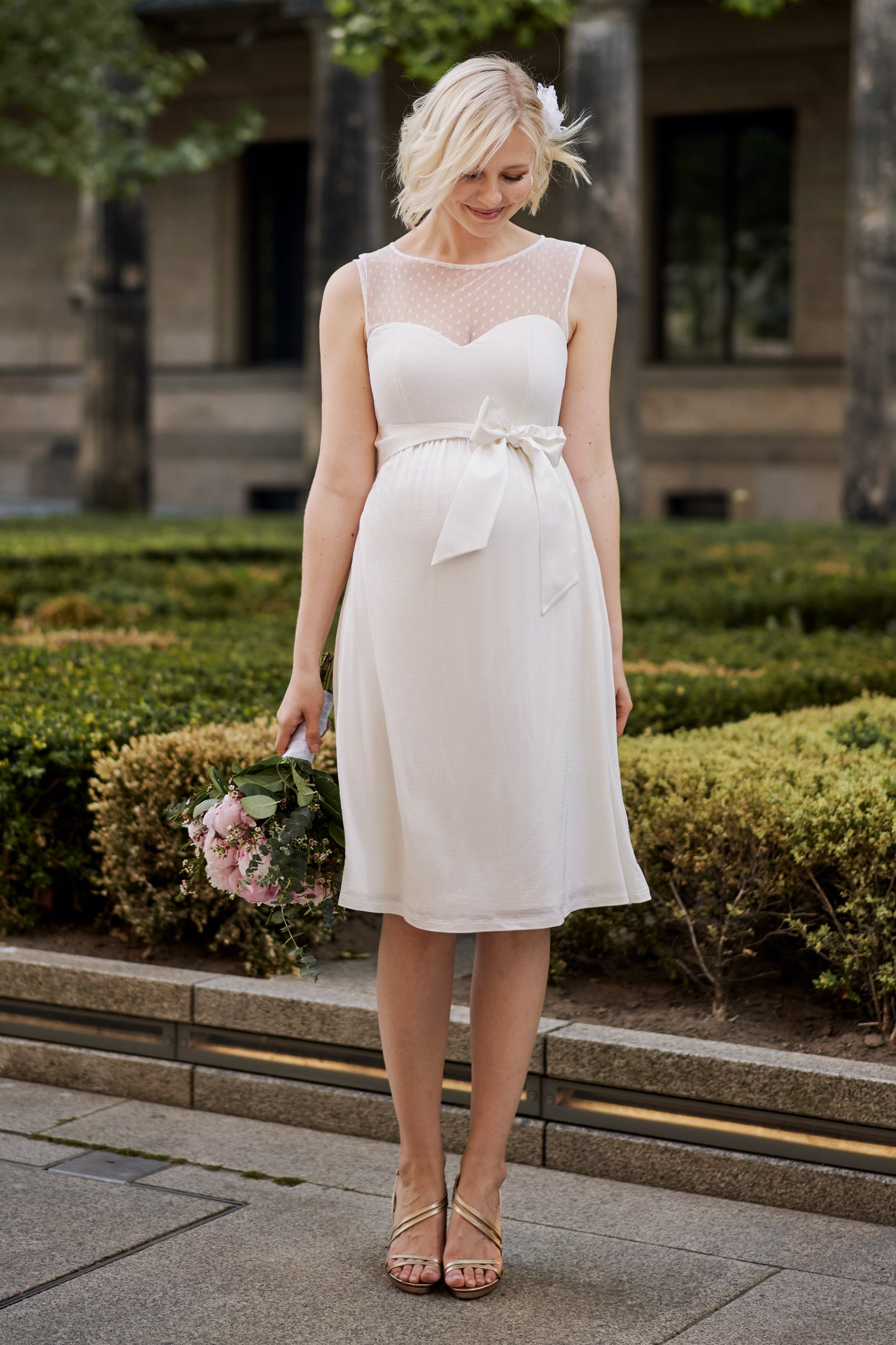 Umstandsbrautkleid mit Pünktchenspitze